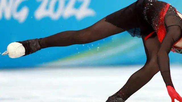 La patinadora rusa Kamila Valieva sufre una caída durante su actuación en los Juegos Olímpicos de Pekín.