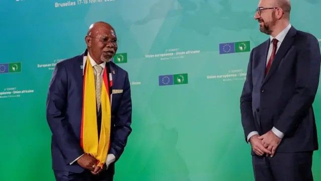 El ministro de Exteriores de Uganda, Jeje Odongo, da la espalda a Von del Leyen para hablar con Michel y Macron.