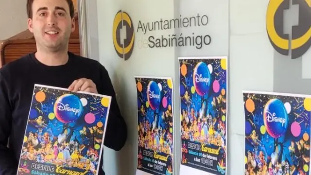 Ruben Lafragüeta, concejal de Festejos del Ayuntamiento de Sabiñánigo, con el cartel de Carnaval