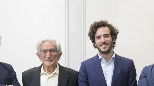 El fundador de Mindual, Elías, con sus hijos Ramiro y Juan y su nieto, Pablo Álvarez, que asumió en 2021 la dirección general de la firma.