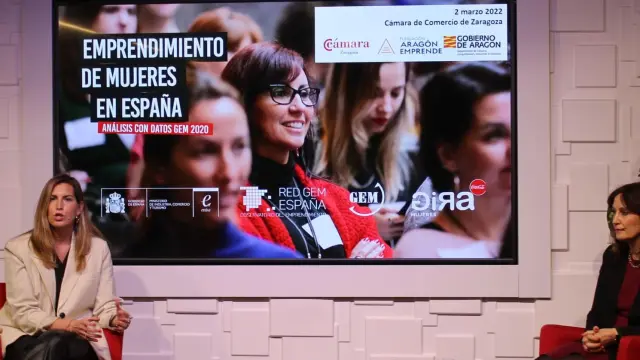 De izda. a dcha., Ane Epalza, gestora de Comunicación de Coca Cola Europacific Partners en Cantabria y Bizkaia, y María del Mar Fuentes, catedrática de Organización de Empresas de la Universidad de Granada, en la Cámara de Comercio de Zaragoza.