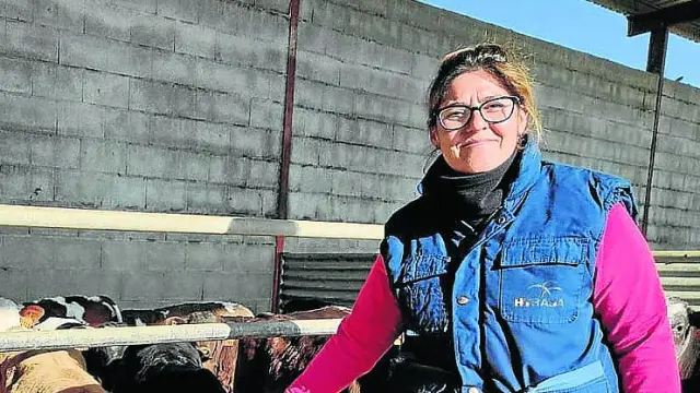 Isabel Atarés, en su explotación de terneros mamones en Curbe.