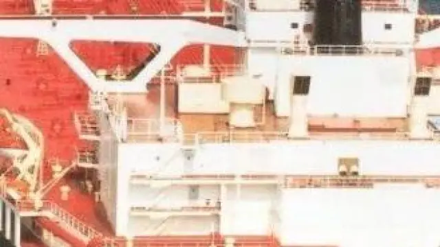 El petrolero Safer, con más de un millón de barriles de petróleo, está varado en el Mar Rojo desde 2015.