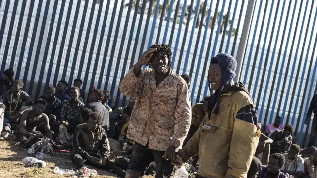 Varios migrantes son atendidos por personal sanitario tras saltar la valla de Melilla, el pasado miércoles.
