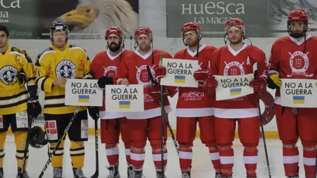 Los jugadores del CH Jaca y el Puigcerdà mostraron carteles con el lema 'No a la guerra' y la bandera de Ucrania.