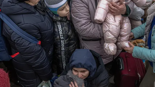 Madres ucranianas con niños esperan a ser evacuadas de Kiev, este viernes.
