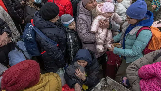 Madres ucranianas con niños esperan a ser evacuadas de Kiev, este viernes.
