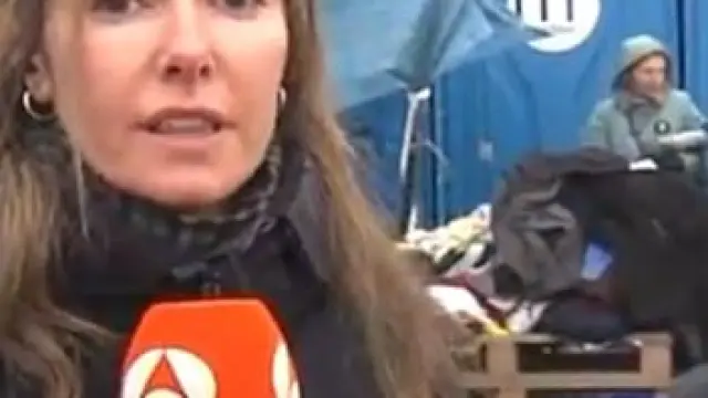 La periodista aragonesa Pilar Cebrián en una de sus conexiones en directo desde la frontera de Polonia con Ucrania.