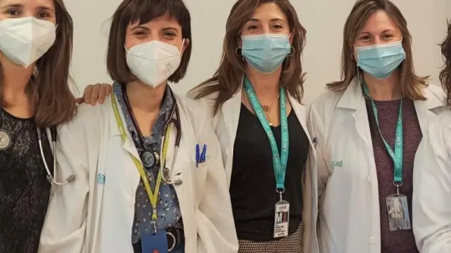 De izquierda a derecha, las pediatrias Yurena Aguilar y Carmen Rodriguez-Vigil, las hematólogas Valle Recasens y María Ángeles Montañés y la bioquímica Yolanda González, responsables de la investigación.