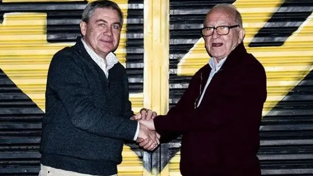 La hora del relevo. José Ignacio García Palacín y Julio Sánchez Millán se estrechan la mano.