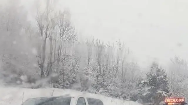 La nieve ha provocado retenciones en la carretera de acceso a Cerler.