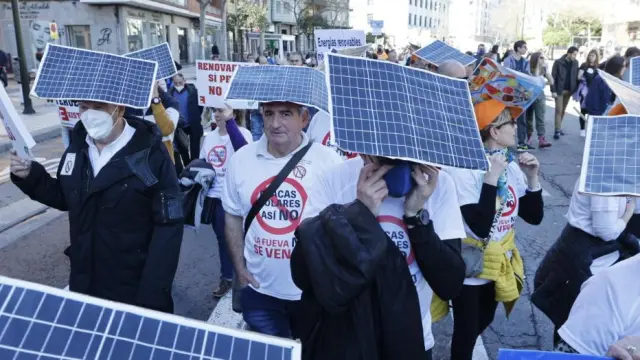 Manifestación de Aliente en Zaragoza para pedir un modelo distribuido y sostenible de las renovables.