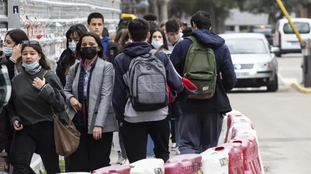 Estudiantes de la Universidad de Zaragoza, este martes en el campus de San Francisco.