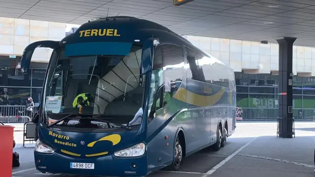 El autobús con destino a Utrillas, a su partida de la estación de Gracovia.