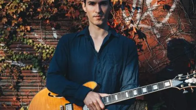 El guitarrista estadounidense Sean Clapìs.