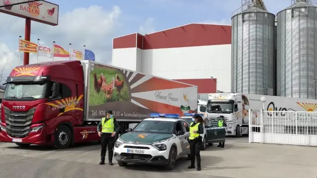 La Guardia Civil acompaña a camiones con destino a Navarra desde La Almunia.