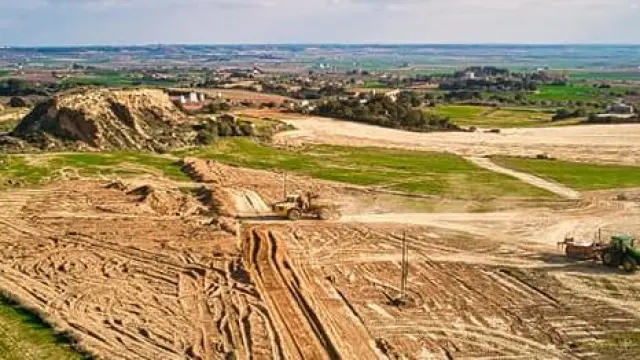 Imagen aérea de los trabajos de movimiento de tierras en el futuro secadero de jamones de Albelda.
