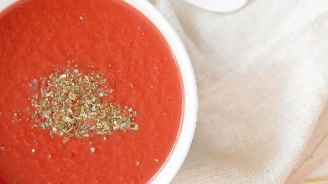 Salsa de tomate casera de aprovechamiento.