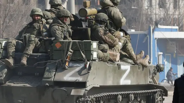 Un tanque de fuerzas prorrusas en las calles de Mariupol