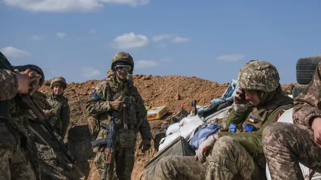 Tropas ucranianas en una trinchera en Mykolaiv.