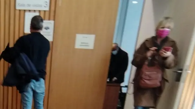 El acusado, de espaldas, a la salida de la sala de vistas de la Audiencia de Zaragoza.