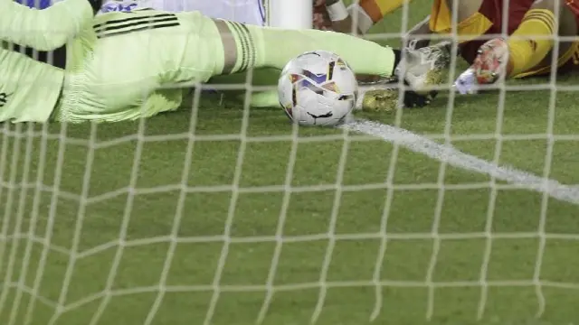 Cristian Álvarez, ante la mirad de Francés e Igbekeme, se marca en propia puerta el 1-0 el año pasado.