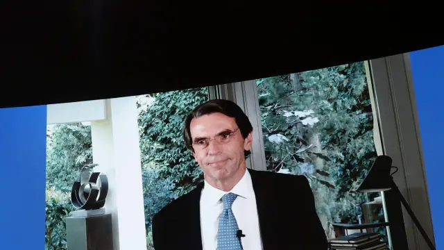 El expresidente José María Aznar interviene por videoconferencia en el XX Congreso Nacional del PP en Sevilla.