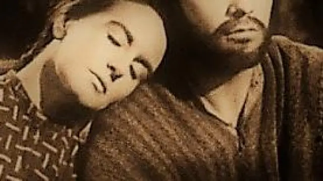 Paco Rabal interpreta al padre Nazario. En la imagen, con su compañera de reparto Marga López (Beatriz en el filme).