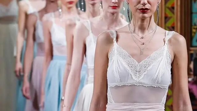 Las joyas de la diseñadora aragonesa Marina García han deslumbrado en la Semana de la Moda de Madrid Se trata de la única empresa de joyería que ha participado en la 7ª edición de Atelier Couture donde presentaba, en exclusiva, su colección de joyas nupciales.