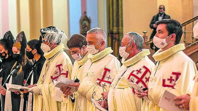 Los nuevos caballeros y damas del Santo Sepulcro durante su nombramiento en la basílica, este sábado.