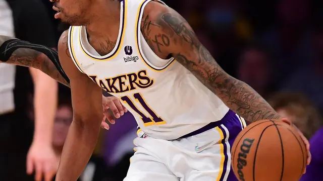 Malik Monk (Los Angeles Lakers) controla la pelota frente a Monte Morris (Denver Nuggets).