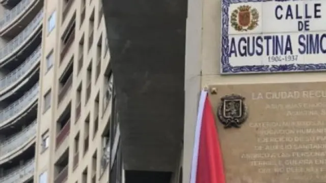 Placa dedicada a Agustina Simón