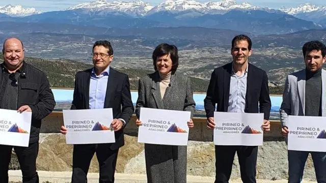 Los representantes de las siete comarcas aragonesas, en el mirador de Monrepós.