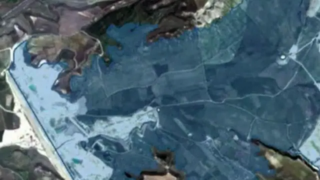 Una imagen reciente de satélite del estado de las obras de Almudévar, donde además se recrea la mancha de agua.