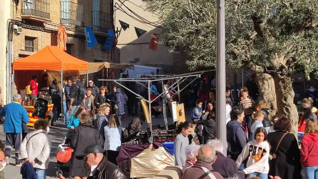 La II Feria de artesanía y producto de proximidad de San Esteban de Litera atrajo a numeroso público.