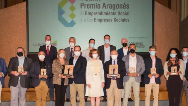 Ganadores, finalistas y autoridades en la IV edición del Premio al Emprendimiento Social y a la Empresa Social.