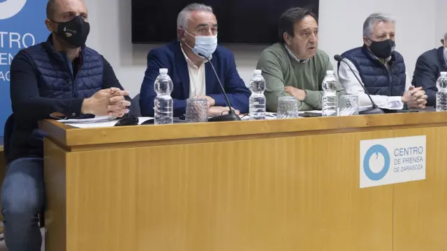 El presidente nacional de Asaja con los máximos responsables de la organización agraria en La Rioja, Lérida, Navarra y Aragón este martes en Zaragoza.