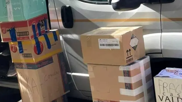 Dos personas cargan una furgoneta con ayuda humanitaria para Ucrania