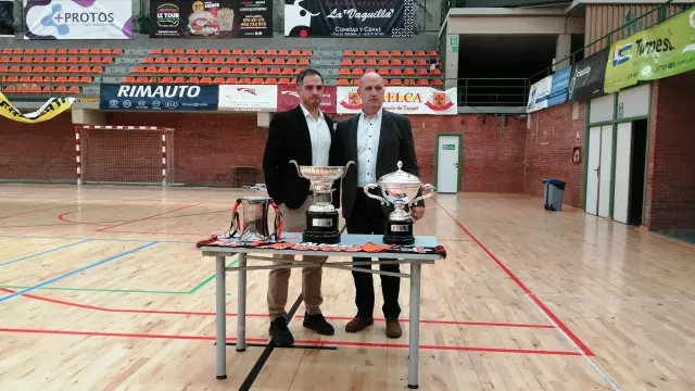 Carlos Ranera y Miguel Rivera han posado en la cancha de Los Planos con algunos de los trofeos logrados en las últimas temporadas.