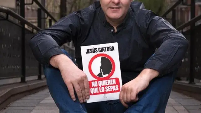El periodista Jesús Cintora posa con su último libro, editado por Espasa.