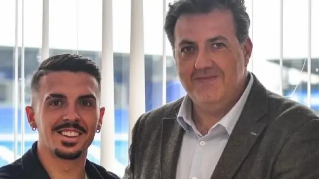 Joaquín, con Manolo Torres, consejero delegado de la SD Huesca.