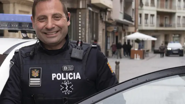 Ángel Loras, con un coche patrulla de la Policía Local, en la plaza de San Juan de Teruel.