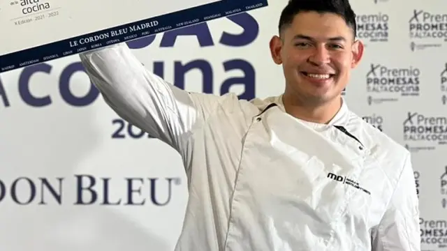 Ariel Munguía alza el certificado como ganador del Premio Promesas de la alta cocina Cordon Bleu.