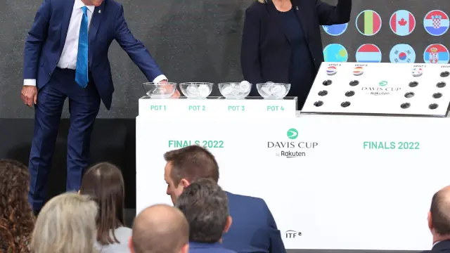 El presidente de la Federación Internacional de Tenis, David Haggerty, y la juez Jane Harvey, durante la ceremonia del sorteo oficial de la fase final de la Copa Davis 2022