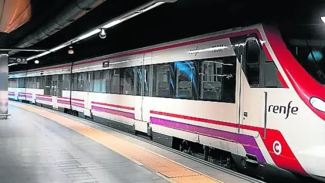 Un tren de la línea de Cercanías Casetas-Miraflores, en la estación de Goya.