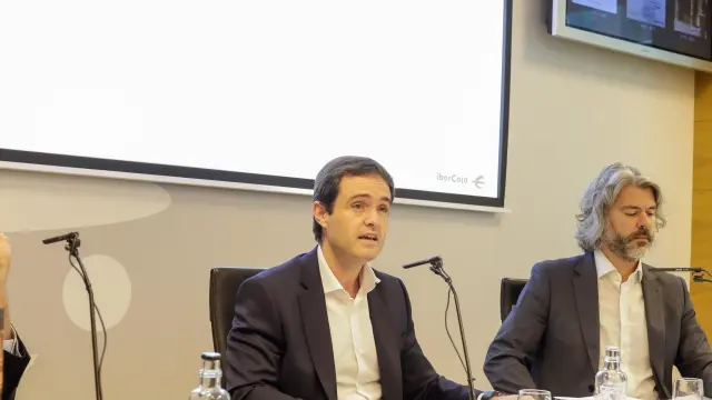 Enrique Barbero, Antonio Martínez, Santiago Martínez y Eduardo Sanz, en la presentación de la revista Economía Aragonesa.