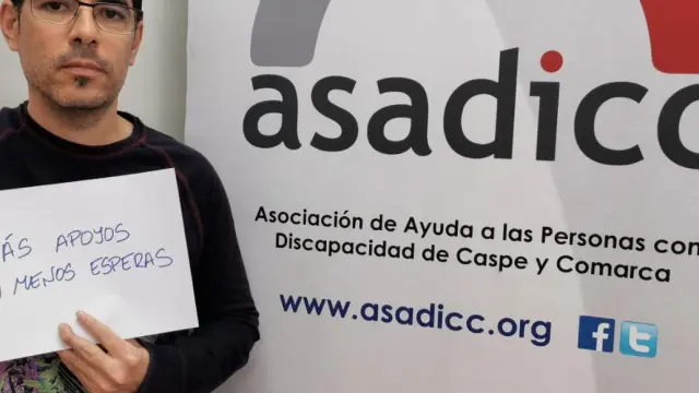 José Manuel Jariod, con discapacidad permanente, en la sede de Asadicc en Caspe.