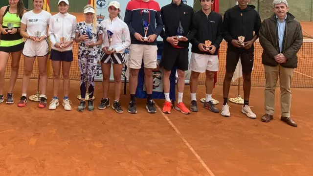 Miguel Ángel Palazón, a la izquierda, y Manuel Ferrer, a la derecha, junto a los 12 finalistas del ITF juniors de Zaragoza.