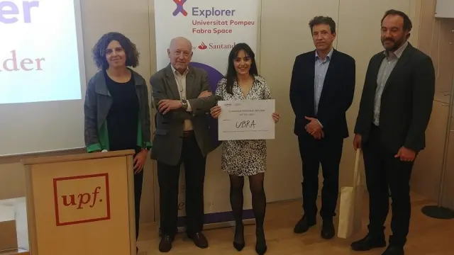 La estudiante de Medicina en la UAB Marina Sánchez Calleja, que encabeza el equipo UBRA, recoge el premio Explorer de la UPF.