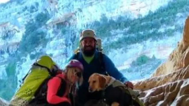 Carlos González y Anita Martínez en la montaña junto a su perro.